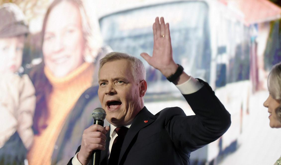 Socialdemokraternas ledare Antti Rinne i tal på sitt partis valvaka. Foto: Antti Aimo-Koivisto/Lehtikuva via AP/TT