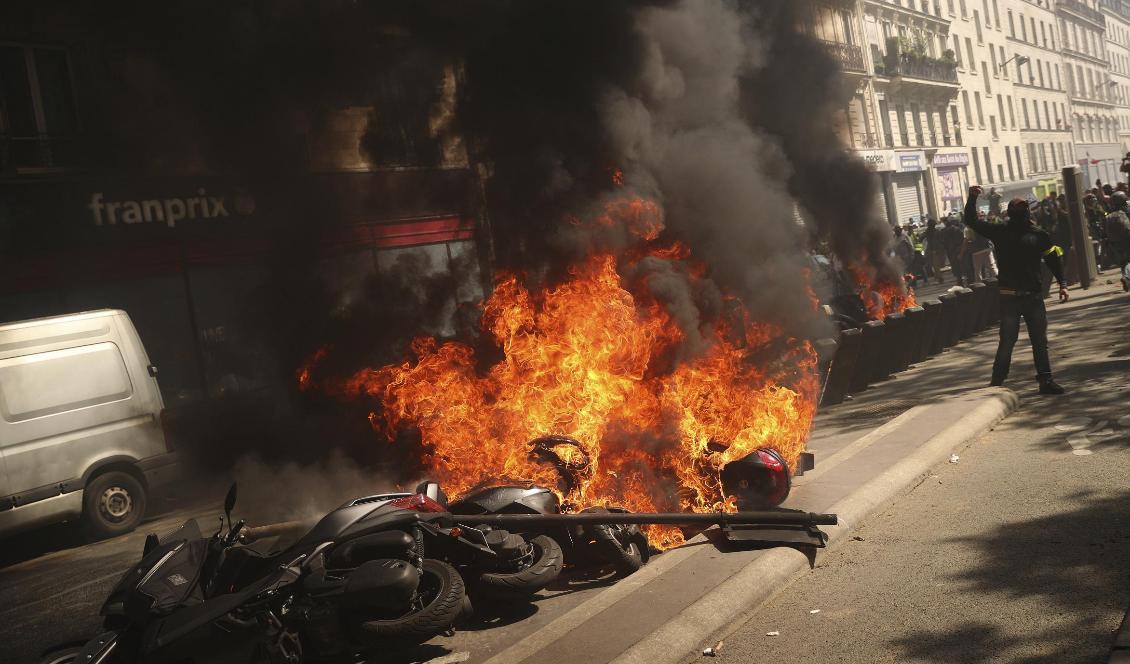 Motorcyklar i brand i centrala Paris på lördagen. Foto: Francisco Seco/AP/TT