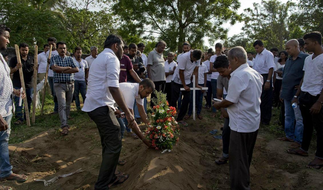 
En begravning för ett av dödsoffren för söndagens attacker vid kyrkogården i Negombo. Foto: Gemunu Amarasinghe/AP/TT                                                