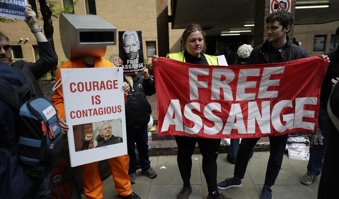 En grupp aktivister dök upp utanför domstolen där Julian Assange nu har fått sitt straff. Foto: Matt Dunham/AP/TT