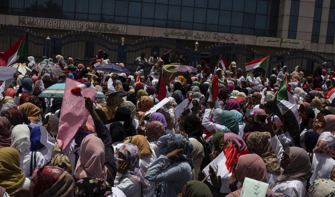 Några av de demonstranter som sittstrejkar i Khartum. Foto: Salih Basheer/AP/TT