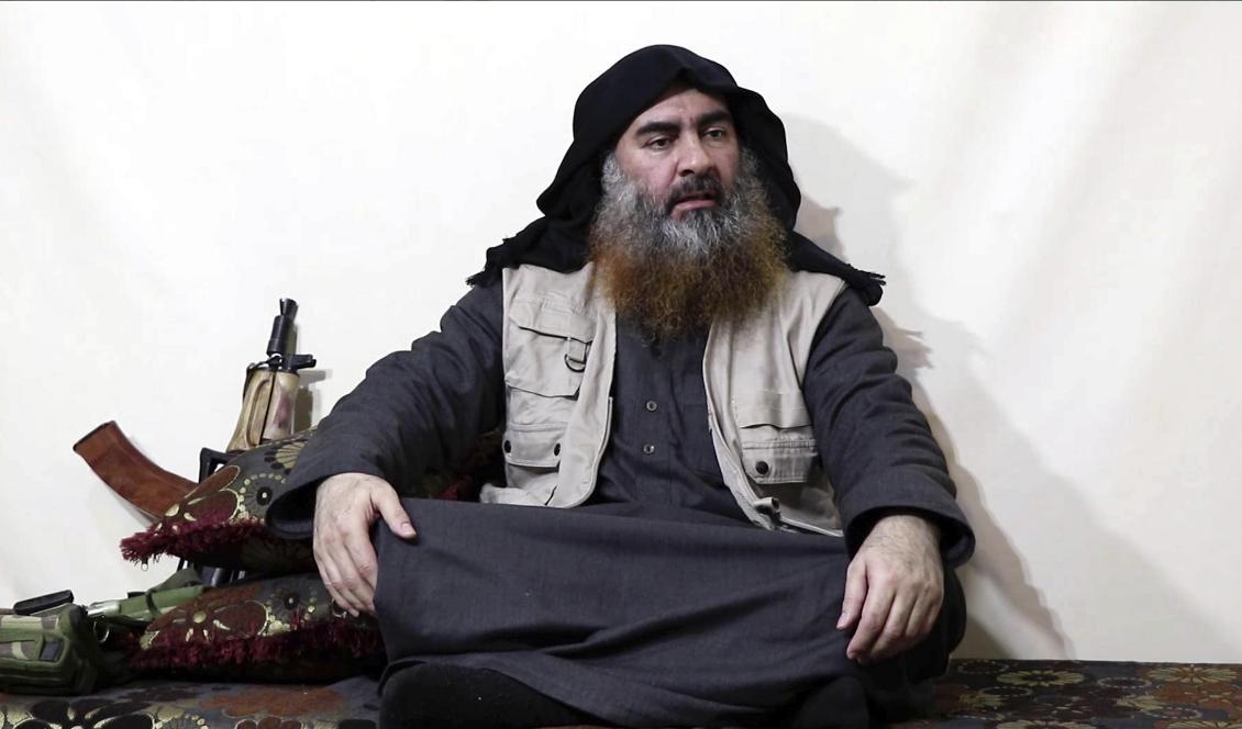 En stillbild från videon som släpptes på måndagen sägs visa IS-ledaren Abu Bakr al-Baghdadi. Foto: AP/TT