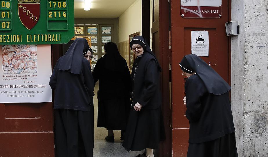 
En grupp katolska nunnor rösta på söndagsmorgonen i en vallokal i Rom i Italien. Foto: Alessandra Tarantino/AP/TT                                                