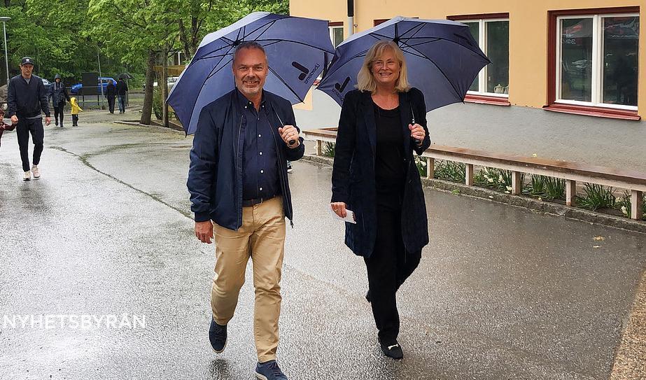 

Liberalernas partiledare Jan Björklund och hustrun Anette Brifalk röstar till EU-valet i Bromma där de bor. Foto: Fanny Hällegårdh /TT                                                                                                