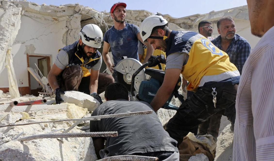 Hjälparbetare letar efter överlevande efter ett luftangrepp mot regionen Idlib. Foto: Syrian Civil Defense White Helmets/AP/TT