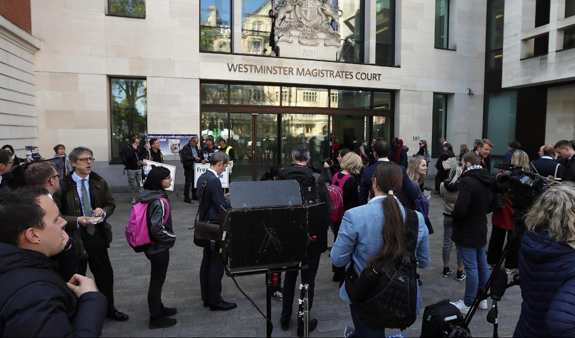 Medier och anhängare till Julian Assange samlades vid domstolen i London i början av maj, där Wikileaksgrundaren medverkade via videolänk från fängelset. Foto: Frank Augstein/AP/TT-arkivbild