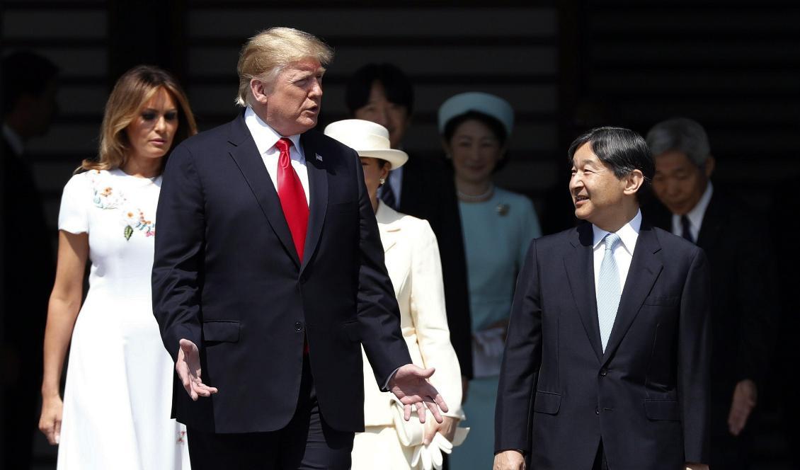 USA:s president Donald Trump och Japans kejsare Naruhito. Bakom dem Melania Trump och kejsarinnan Masako. Foto: Issei Kato/Pool Photo via AP/TT