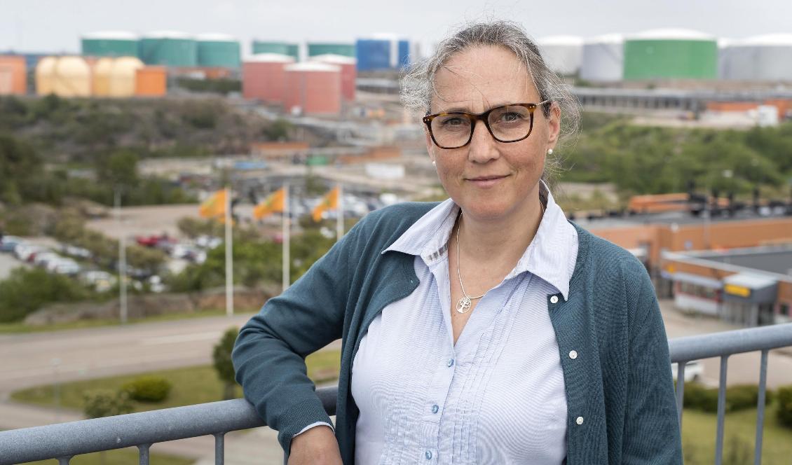 Malin Hallin är chef för hållbar utveckling på drivmedelsbolaget Preem. Hon ser den planerade utbyggnaden av raffinaderiet vid Lysekil som en investering för miljön, eftersom man ska kunna göra bensin och diesel av förnybara råvaror. Men kritiker pekar på en annan del av utbyggnaden, som vållar stora utsläpp av koldioxid. Foto: Thomas Johansson/TT