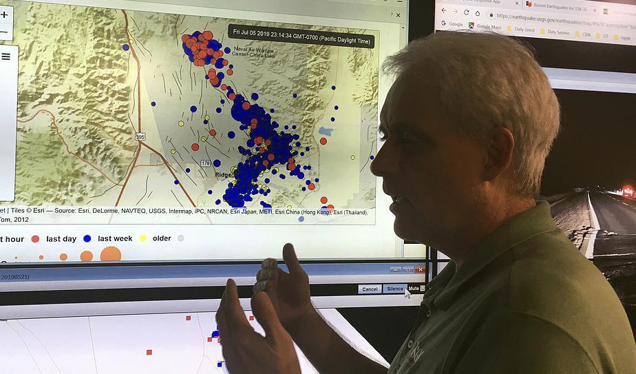 Robert Graves, seismolog vid USGS, visar en karta på de senaste dagarnas skalv under en presskonferens. Foto: John Antczak/AP/TT