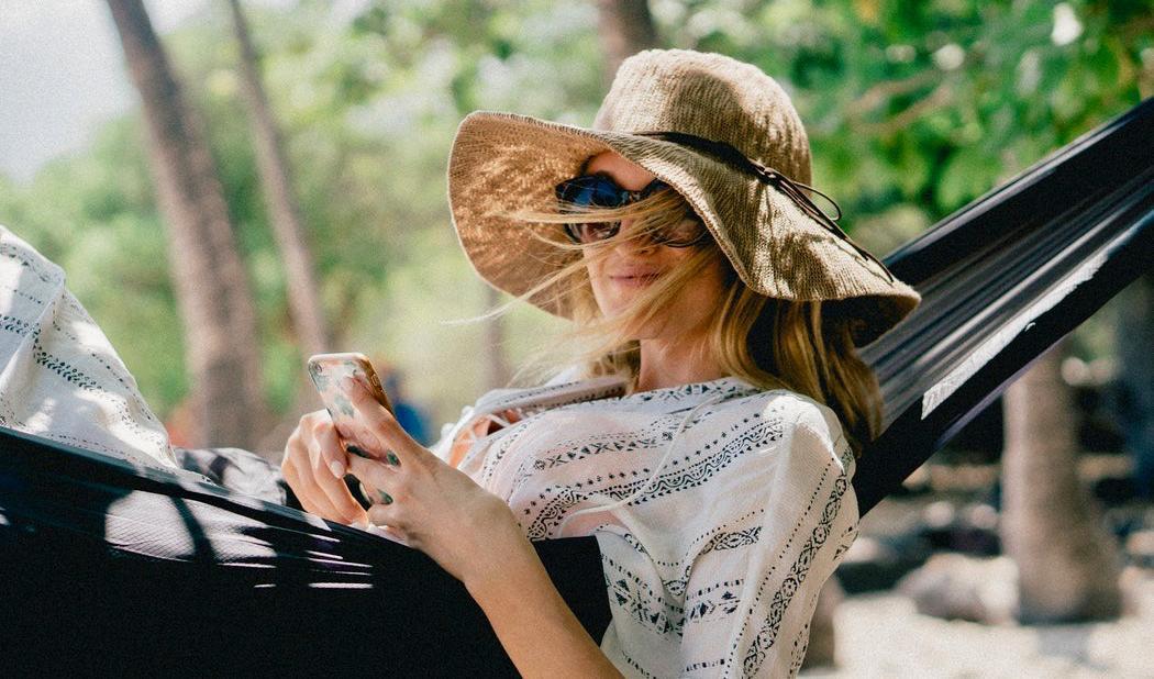 Att ta det lugnare innan och under menstrautionen kan lindra din PMS. Foto: Jordan Bauer