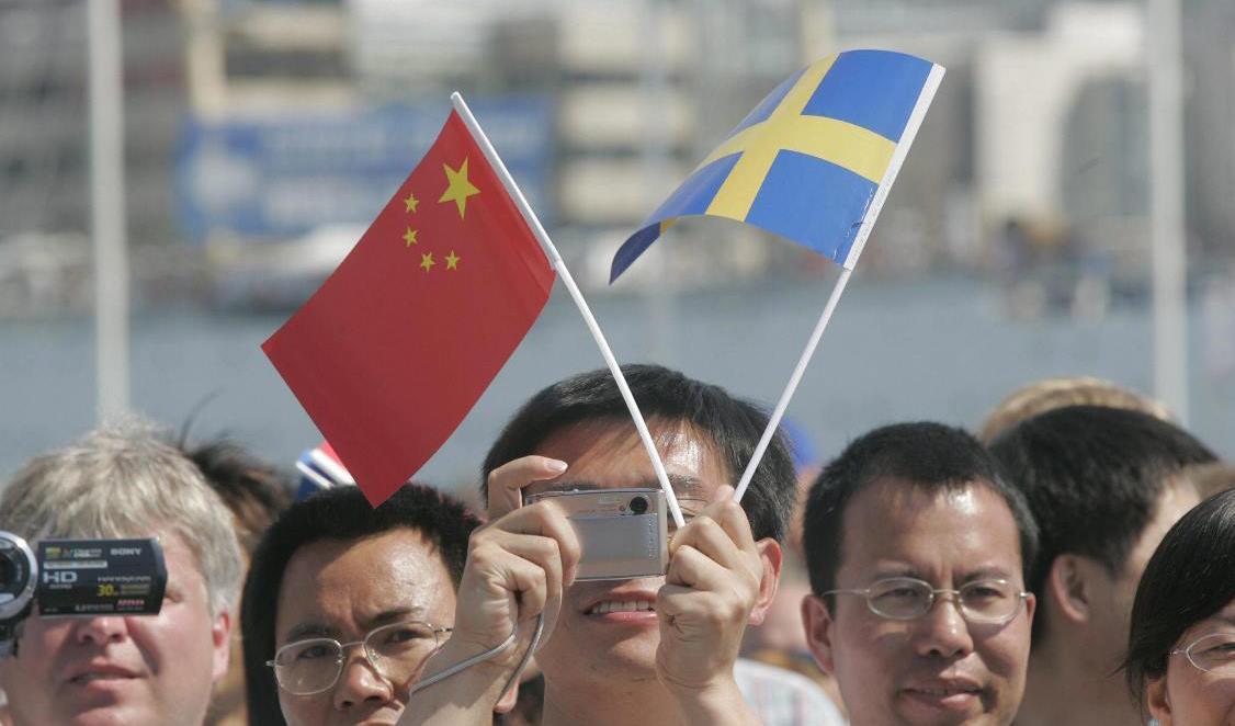 

Människor hälsar den kinesiske ledaren Hu Jintao i Göteborg, den 9 juni 2007. Foto: Björn Olsson/AFP/Getty Images                                                                                                