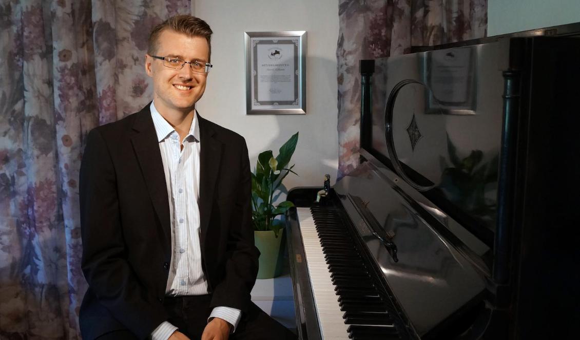 Henrik Kilhamn framför pianot. Foto: Privat