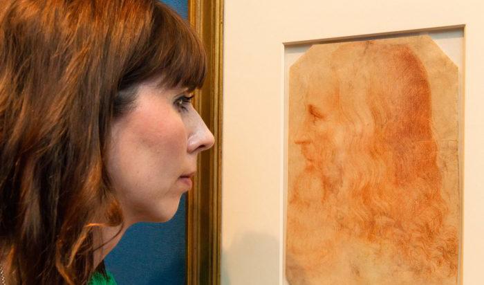 Leonardo da Vinci välkända ansikte, ritat av hans assistent Francesco Melzi, visas på utställningen "Leonardo da Vinci: A Life in Drawing," i The Queen's Gallery, Buckingham Palace. Foto: Royal Collection Trust/ Her Majesty Queen Elizabeth II 2019