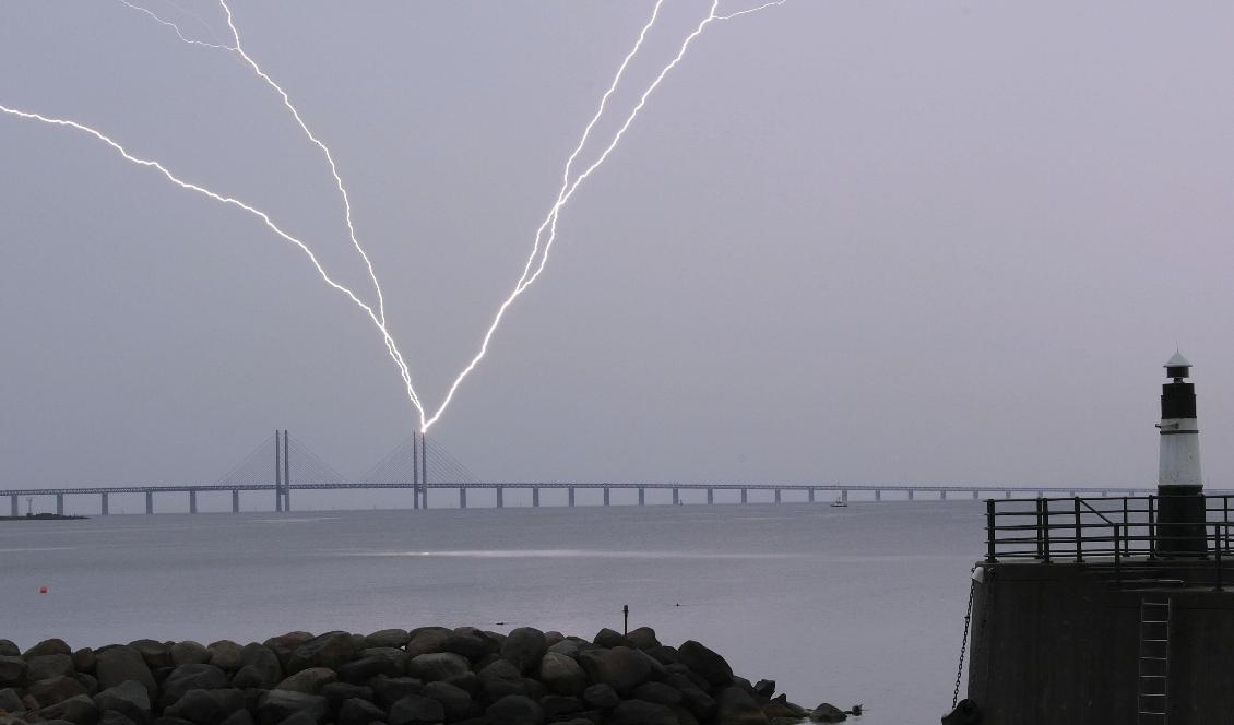Blixten slår ner i den ena pylonen på Öresundsbron vid lördagens åskoväder. Foto: Johan Nilsson/TT