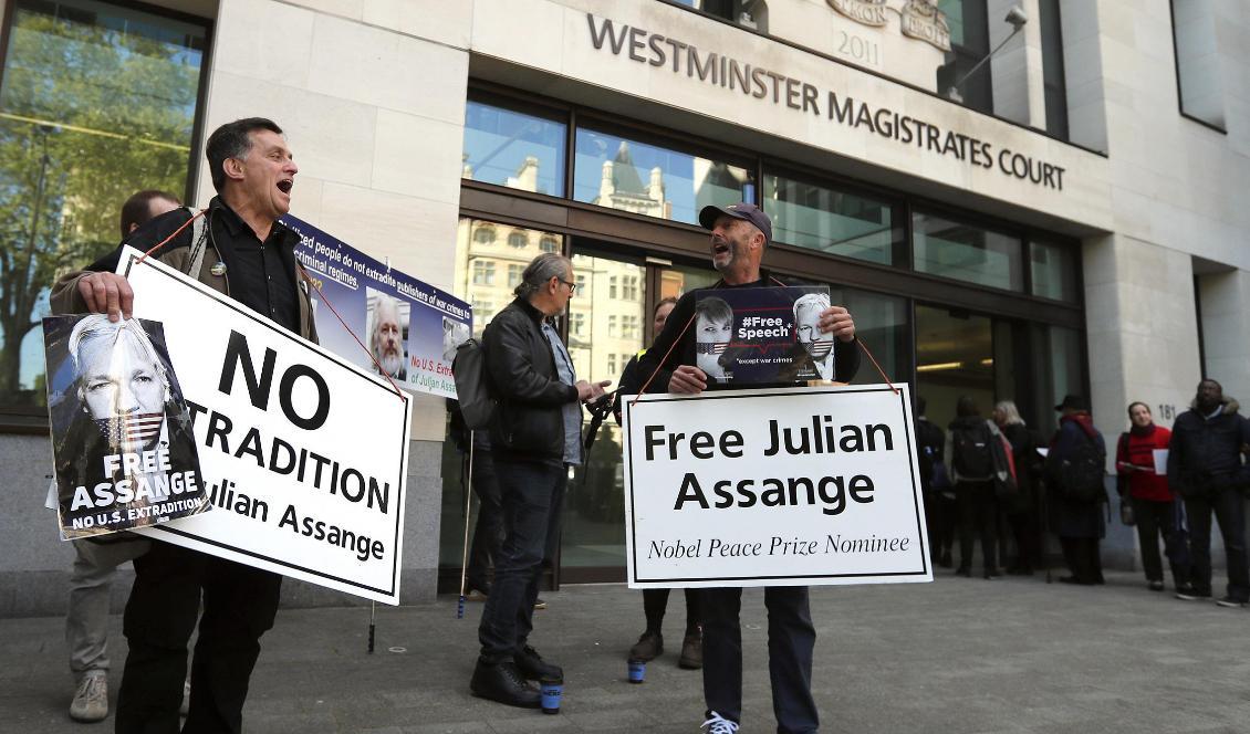 
Demonstranter har vid flera tillfällen protesterat mot en eventuell utlämning av Assange till USA. Foto: Frank Augstein/AP/TT-arkivbild                                                
