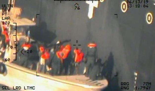 Enligt USA är detta iranska revolutionsgardister som försöker ta bort en odetonerad mina från det japanska fartyget som attackerades. Bilden har tillhandahållits av USA:s försvarsdepartement. Foto: U.S. Department of Defense via AP/TT
