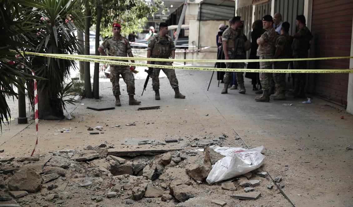 Libanesiska soldater vid platsen för attentatet i staden Tripoli. Foto: Hassan Ammar/AP/TT