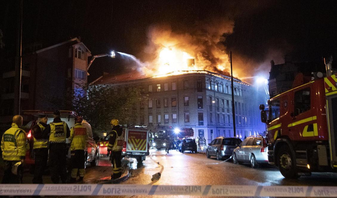
Det brinner kraftigt i ett flerfamiljshus i Hästhagen i centrala Malmö tidigt på fredagsmorgonen. Ett stort räddningspådrag befinner sig på platsen. Foto: Johan Nilsson/TT                                                
