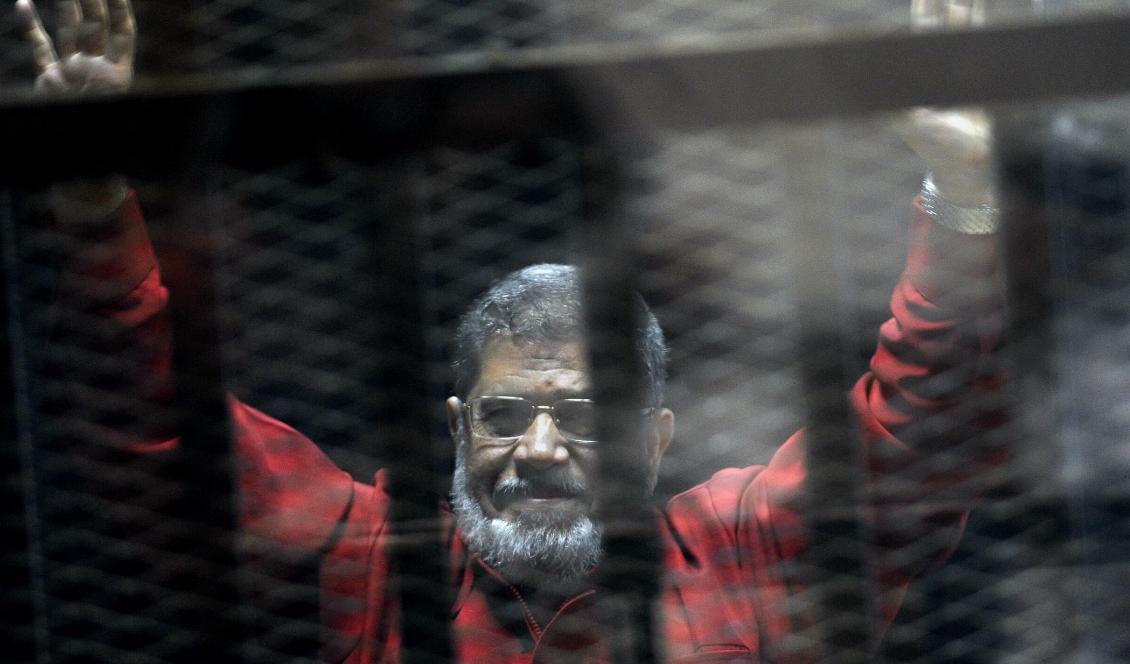 
Muhammed Mursi vid ett annat domstolsframträdande, bakom galler, i juni 2015. Foto: Ahmed Omar/AP/TT-arkivbild                                                