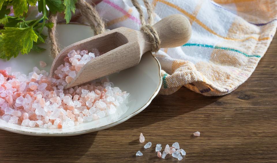 Salt är inte onyttigt och farligt för hälsan, tvärtom menar Dr Sanna Ehdin, bara man väljer rätt sorts salt, såsom havssalt eller Himalayasalt.