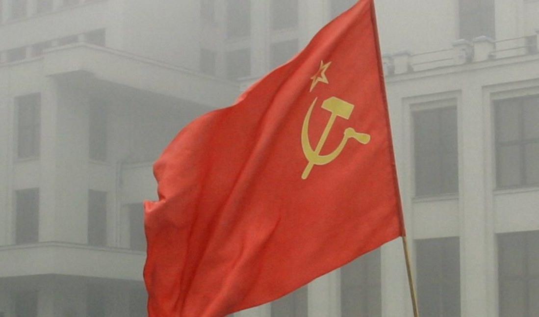 
Flaggan med den karakteristiska hammaren och skäran var symbolen för Sovjetunionen fram till 1991. Foto: Sergei Grits/AP/TT-arkivbild                                                