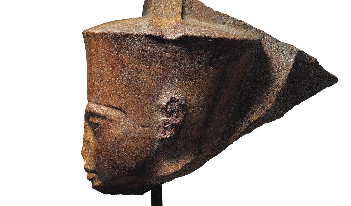 En skulptur i brons föreställande den egyptiska pojkkungen Tutankhamun ska säljas på auktion. Foto: Christie's/AP/TT-pressbild