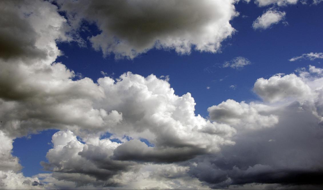 Under tisdag och onsdag väntas vädret bli ostadigt i hela landet med växlande molnighet och skurar som passerar. Foto: Hasse Holmberg/TT-arkivbild