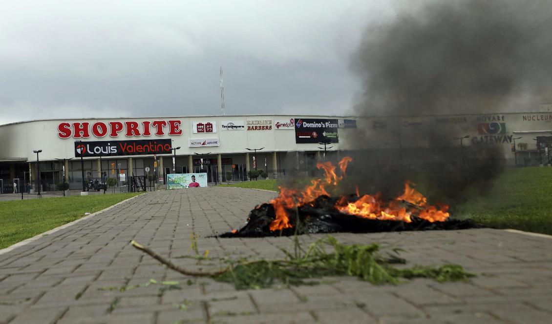 Brand utanför en affär i Abuja i Nigeria efter hämndattacker mot sydafrikanska företag. Foto: AP/TT-arkivbild