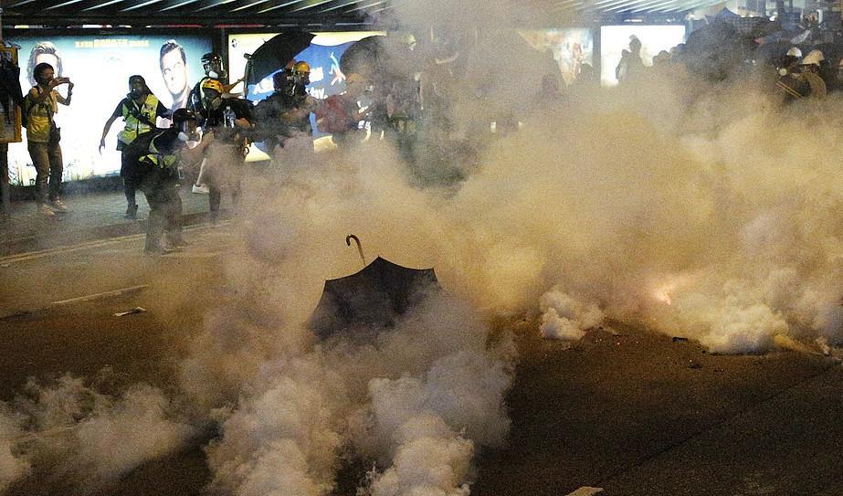 Polisen har använt tårgas mot demonstranter i Hongkong vid flera tillfällen. Här i samband med protester för tre veckor sedan. Foto: Jacky Cheung/AP/TT-arkivbild