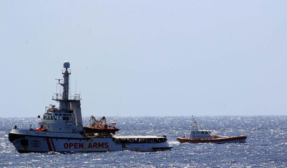 Open Arms och en båt från italienska kustbevakningen utanför Lampedusa i södra Italien.  Foto: Elio Desiderio/Ansa/AP/TT-arkivbild