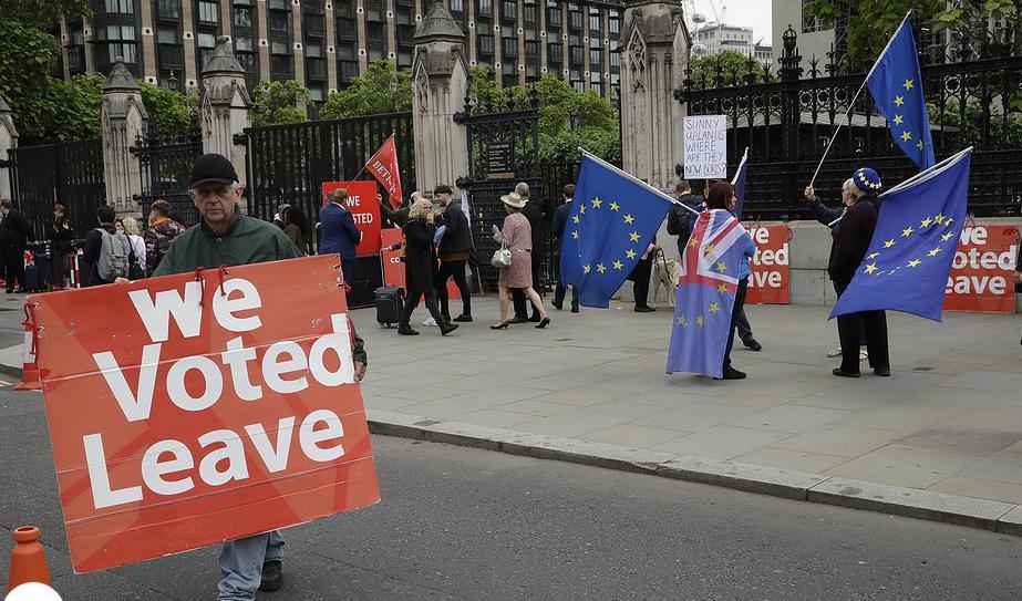Demonstranter för och emot brexit i London tidigare i sommar. Foto: Matt Dunham/AP/TT-arkivbild.