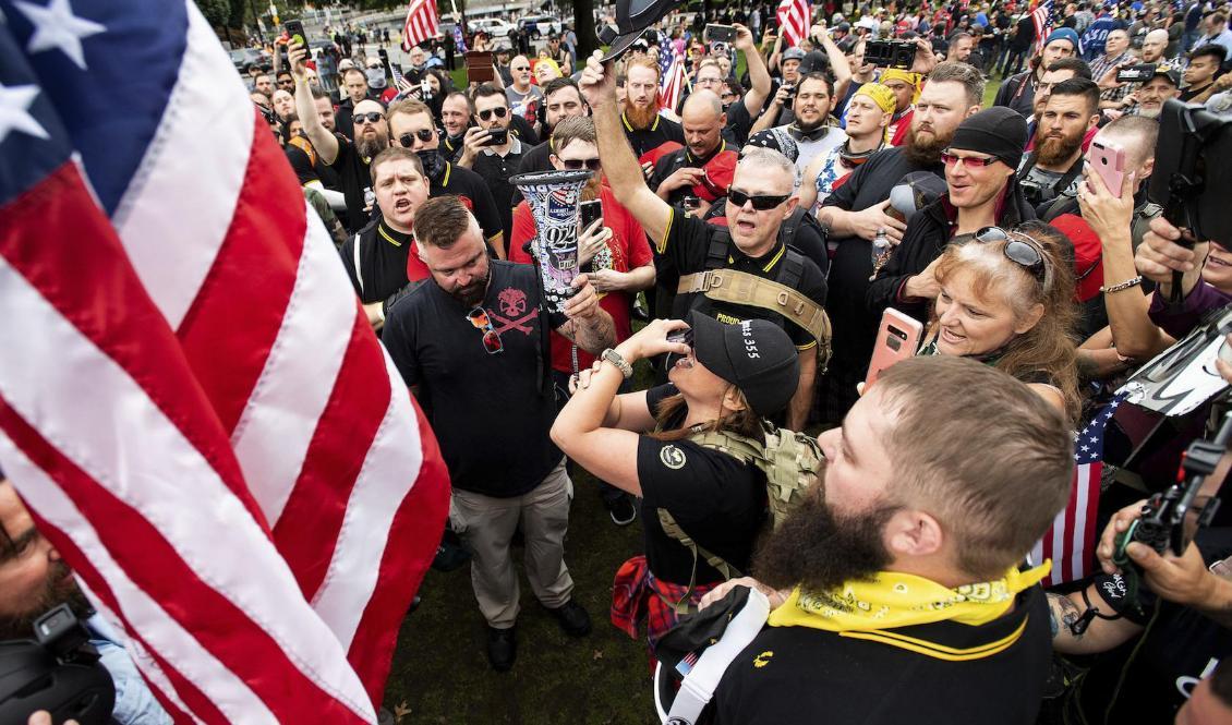 
Högerextrema grupper vill att antifascistiska grupper ska terrorstämplas. Foto: Noah Berger/AP/TT                                                