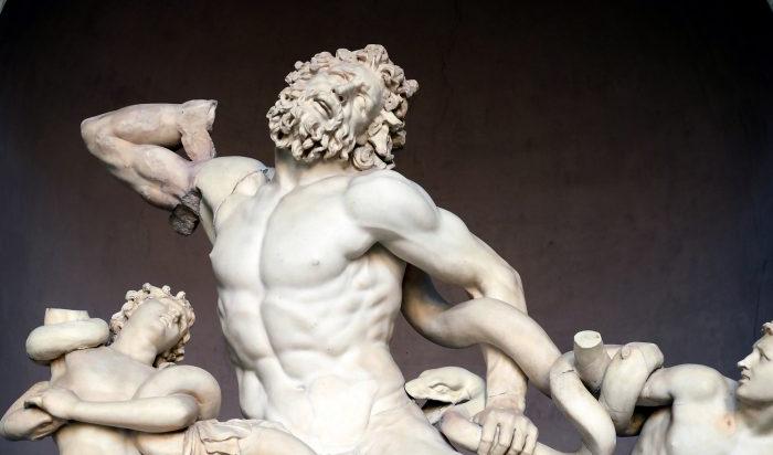 Detalj av "Laocoon och hans söner", 40–30 f.Kr.  Plinius den äldre tillskrev skulpturen till Agesander, Athenodoros och Polydorus. Marmor, 208 cm hög, 163 cm bred och 112 cm djup. Vatikanmuseet, Italien