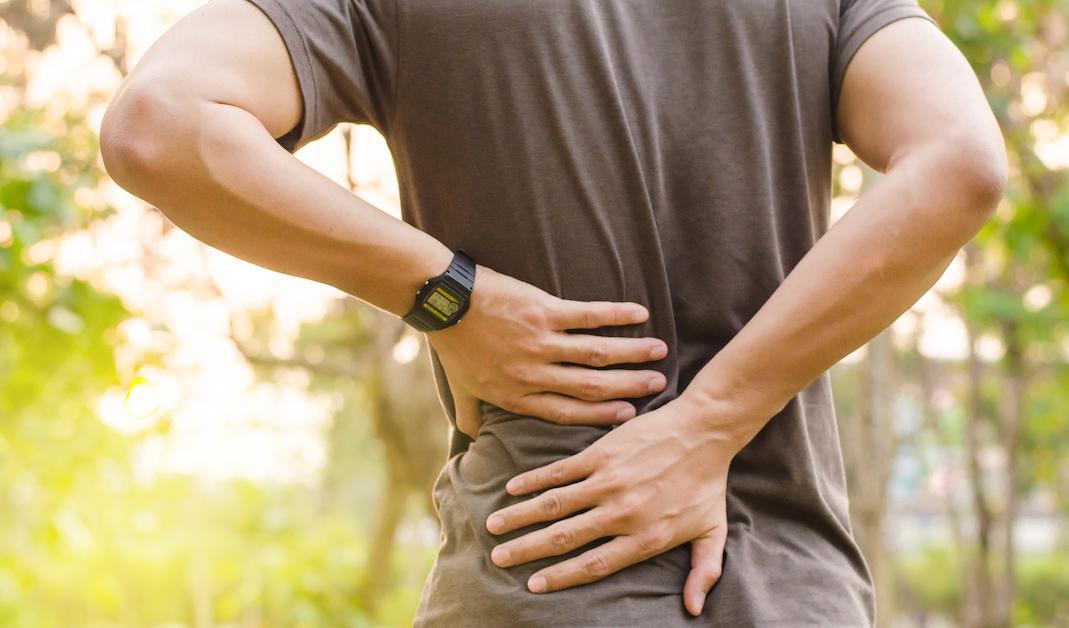 När något litet utlöser ryggvärk kan det vara frestande att vara stilla och vänta på att det ska gå över, men rörelse är oftast den bästa medicinen.