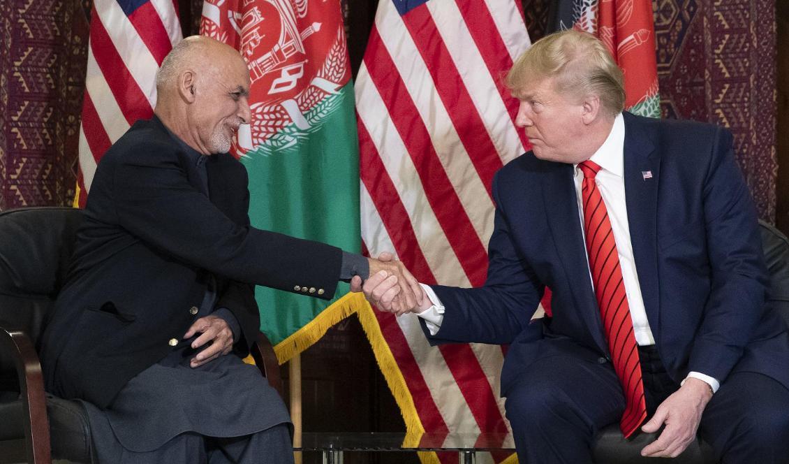 USA:s president Donald Trump skakar hand med Afghanistans president Ashraf Ghani. Foto: Alex Brandon/AP/TT