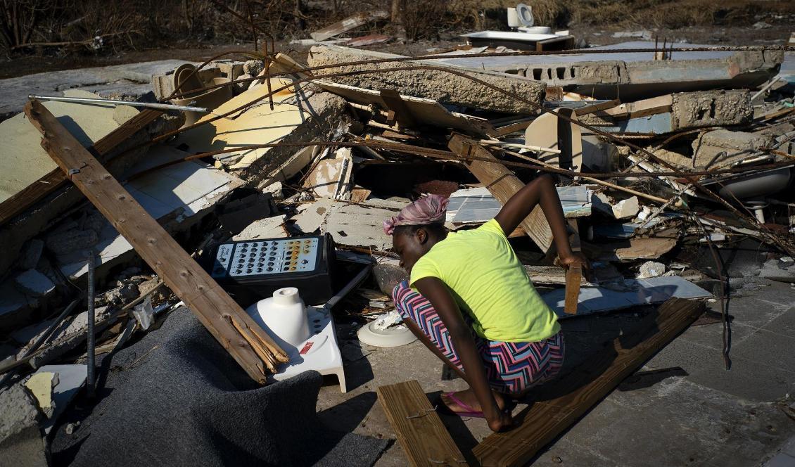 En kvinna letar efter anhöriga i spillrorna efter deras hus. Bilden är från i fredags. Foto: Ramon Espinosa/AP/TT