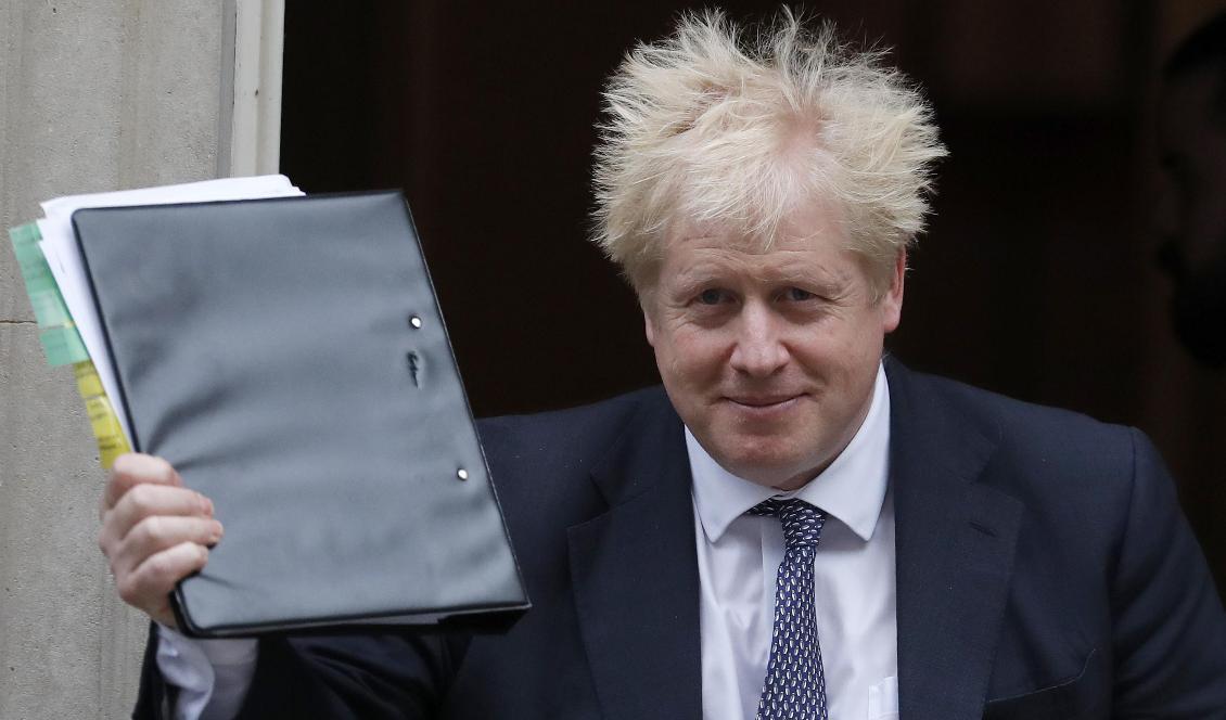 Premiärminister Boris Johnson förbereder sig för veckans frågestund i parlamentets underhus. Foto: Frank Augstein/AP/TT
