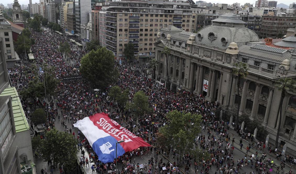 Nära en miljon människor protesterade på gatorna i Santiago, Chile. Foto: Esteban Felix/AP/TT