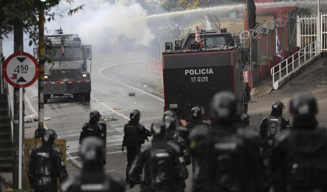 Colombiansk polis möter demonstranter med vattenkanoner under en studentprotest i Bogotá i början av oktober. Foto: Fernando Vergara/AP/TT