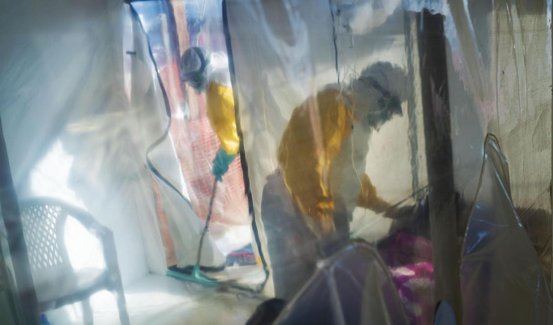 Sjukvårdsarbetare i skyddskläder med en isolerad ebolasmittad person i Beni i Kongo-Kinshasa, den 13 juli 2019. Foto: Jerome Delay/AP/TT