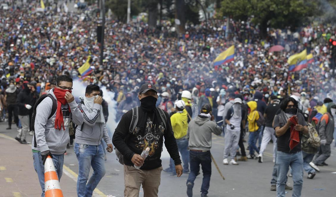 Demonstranter i massor i Quito på tisdagen. Foto: Fernando Vergara/AP/TT