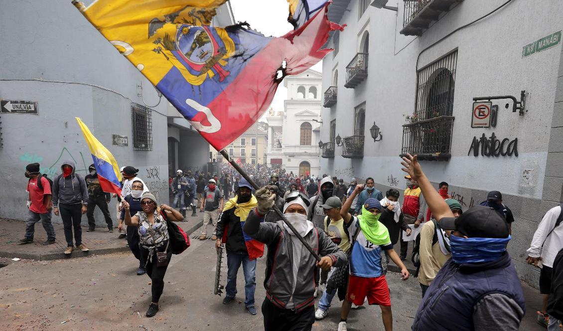 Demonstranter tågar i Quito. Foto: Carlos Noriega/AP/TT