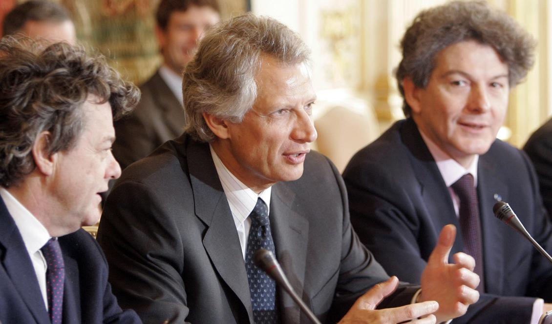 Thierry Breton (till höger) var 2005-07 finansminister i Frankrike. Här syns han med premiärminister Dominique de Villepin (mitten) och arbetsmarknadsminister Jean Louis Borloo (till vänster) på ett möte i Paris 2006. Foto: Christophe Ena/AP/TT-arkivbild