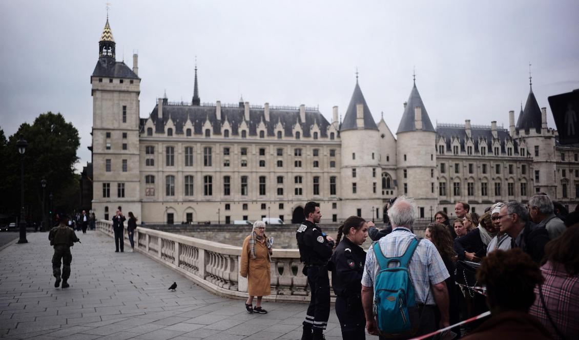 Attacken ägde rum vid polisens högkvarter i Paris. Foto: Kamil Zihnioglu/AP/TT