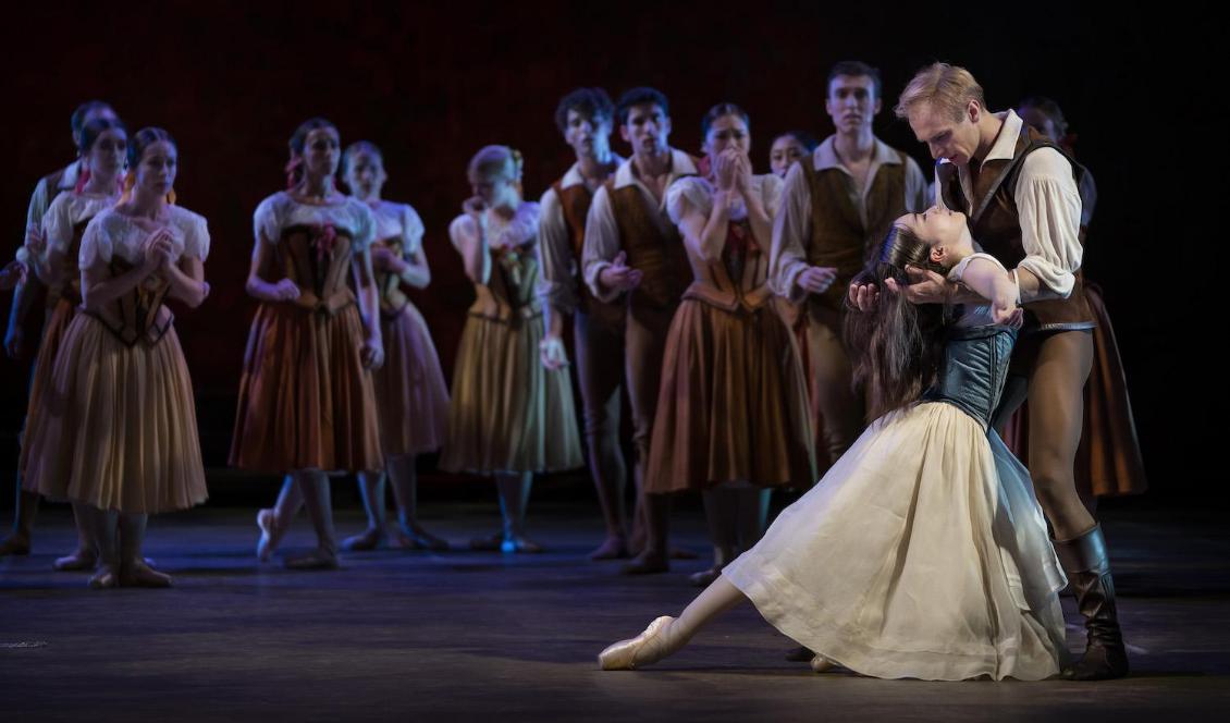 Kungliga Baletten i nypremiär av Giselle. På bilden: Haruka Sassa som Giselle och Dawid Kupinski som Albert. Dansare ur Kungliga Baletten. Foto: Markus Gårder