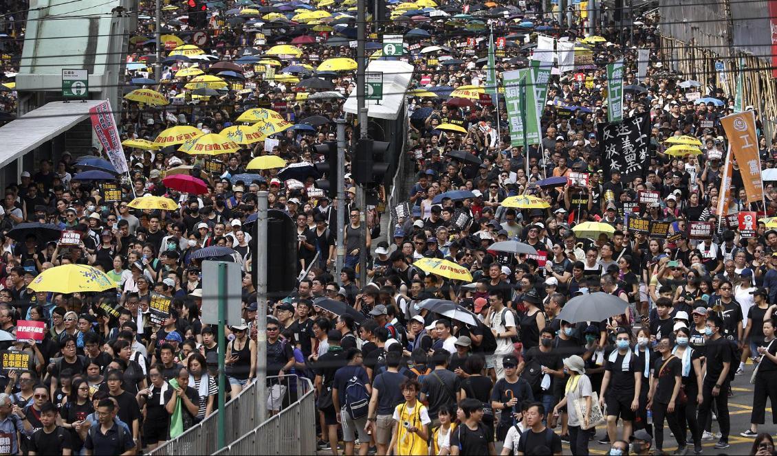 Centrala Hongkong har under söndagen stängts av då nya protester har tagit fart. Foto: Vincent Yu/AP/TT