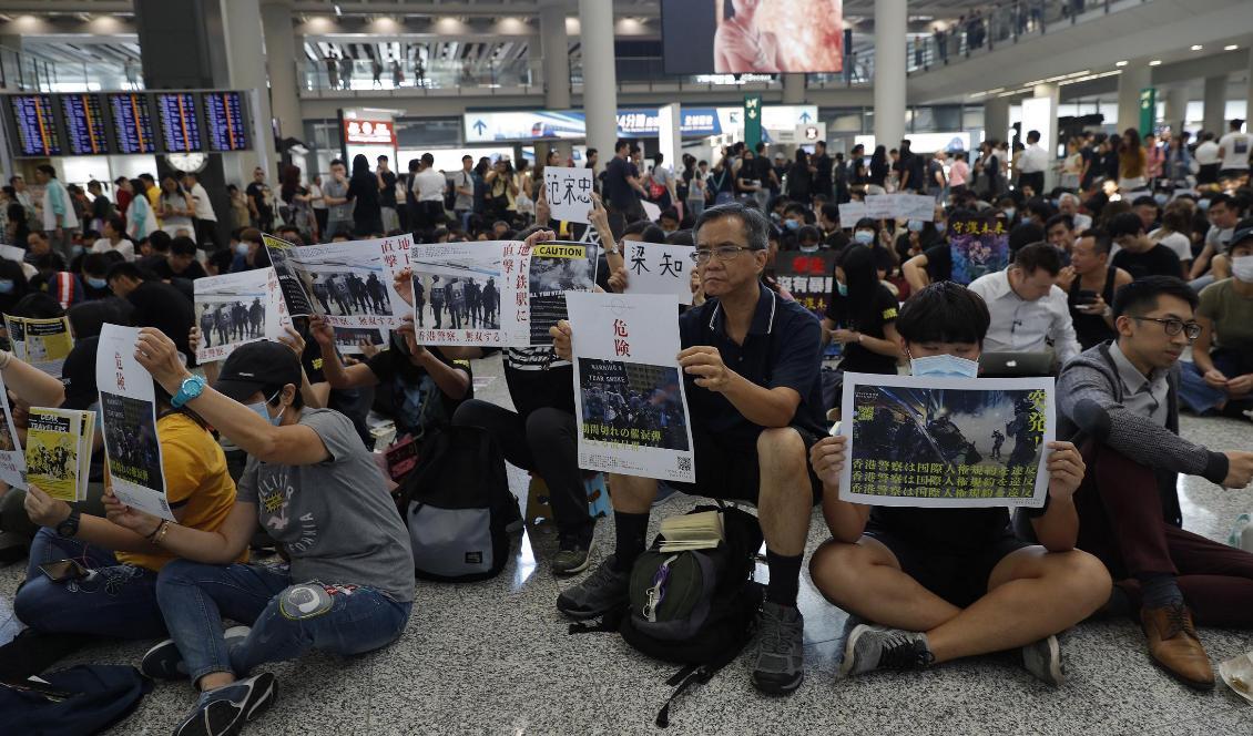 Hongkongs demokratiaktivister har inlett en tre dagar lång protest på Hongkongs flygplats. Foto: Vincent Thian/AP/TT