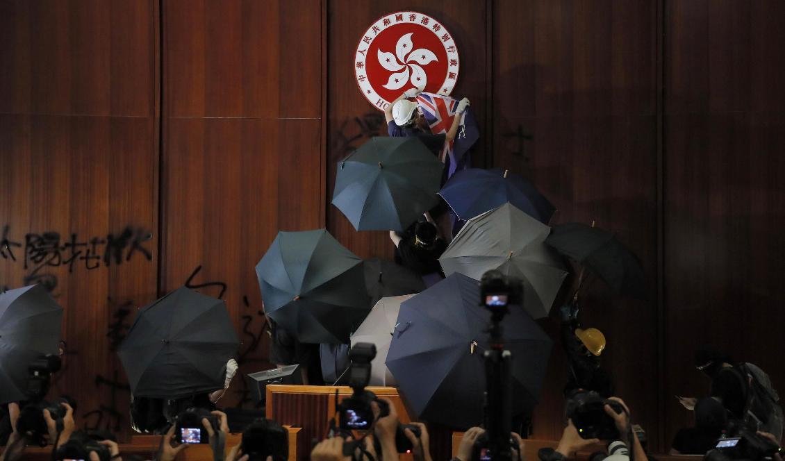 Demonstranter intog i juli Hongkongs lagstiftande församling i protest mot den föreslagna utlämningslagen. Foto: Kin Cheung/AP/TT-arkivbild