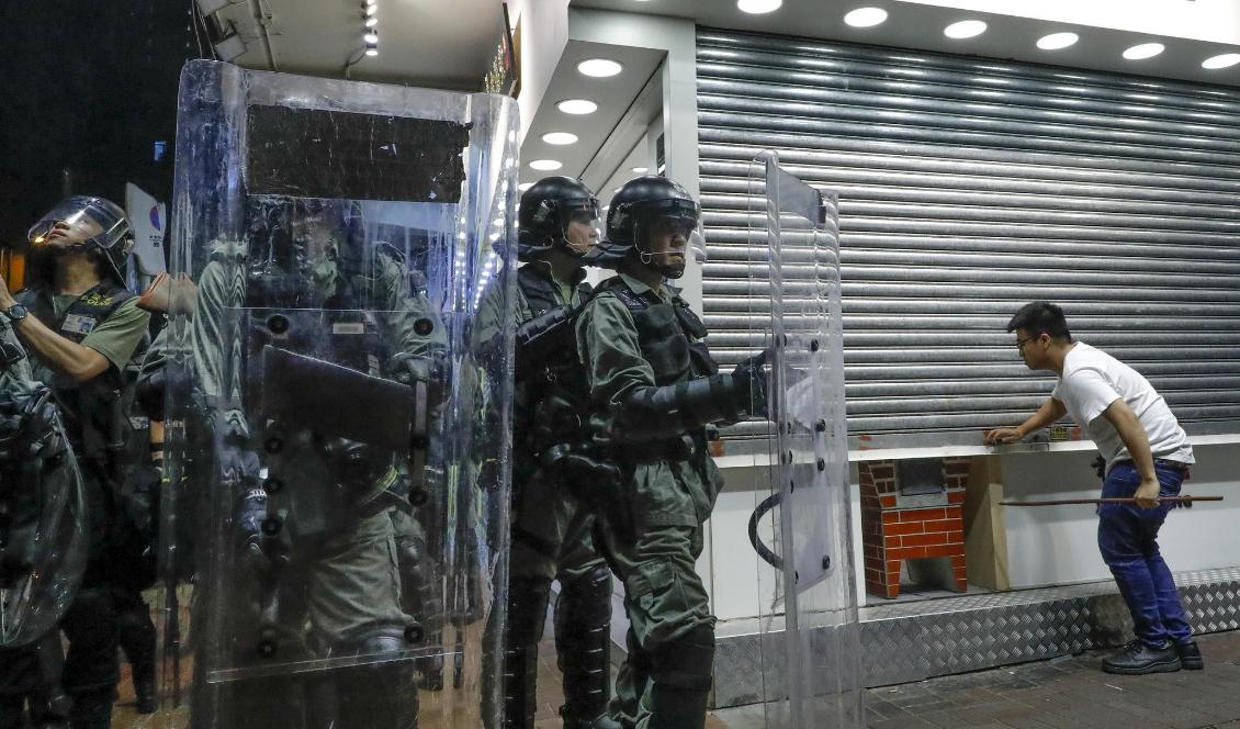 Kravallutrustad polis under lördagens protester i Hongkong. Foto: Vincent Thian/AP/TT