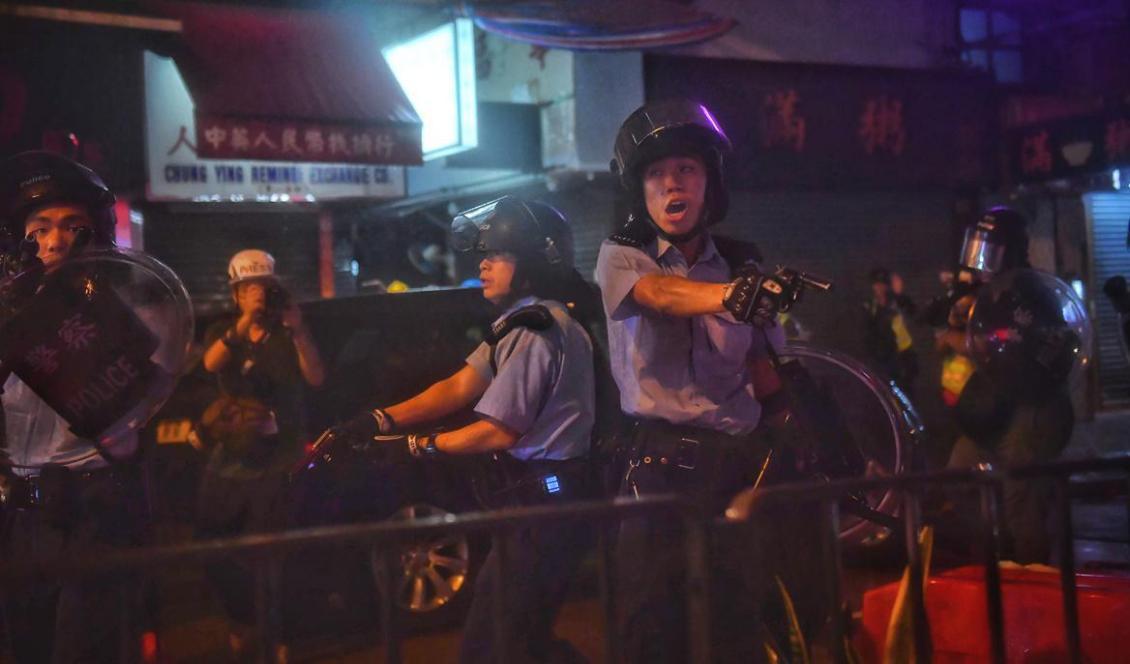 


Poliser riktar skjutvapen mot protesterande i Tseun Wan, Hongkong, den 25 augusti 2019. Foto: Lillian Suwanrumpha/AFP/Getty Images                                                                                                                                                